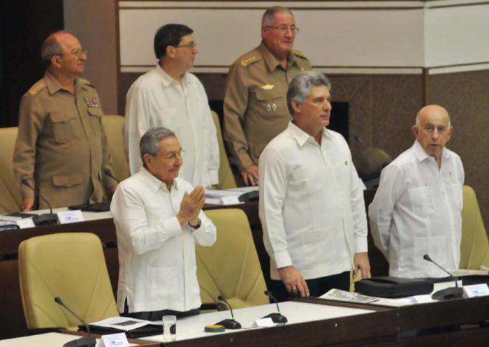 El General de Ejército Raúl Castro Ruz, presidente de los Consejos de Estado y de Ministros preside la Asamblea Nacional del Poder Popular en el Tercer Período Ordinario de Sesiones de la VIII Legislatura. Presentes también José Ramón Machado Ventura, Segundo Secretario del CCPCC, Miguel Díaz-Canel Bermúdez, Primer Vicepresidente de los Consejos de estado y de Ministros, así como Esteban Lazo Hernández, Presidente de la ANPP.