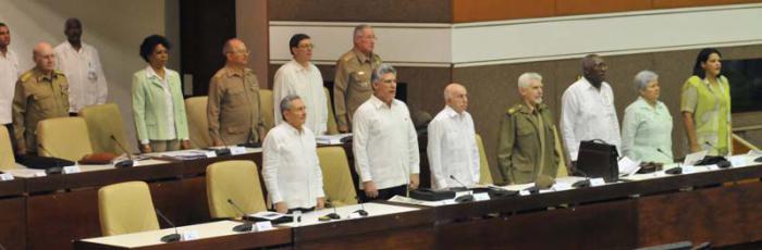 El General de Ejército Raúl Castro Ruz, presidente de los Consejos de Estado y de Ministros preside la Asamblea Nacional del Poder Popular en el Tercer Período Ordinario de Sesiones de la VIII Legislatura. Presentes también José Ramón Machado Ventura, Segundo Secretario del CCPCC, Miguel Díaz-Canel Bermúdez, Primer Vicepresidente de los Consejos de estado y de Ministros, así como Esteban Lazo Hernández, Presidente de la ANPP.