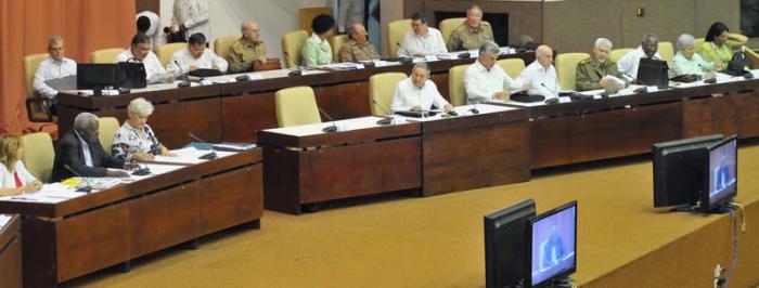 El General de Ejército Raúl Castro Ruz, presidente de los Consejos de Estado y de Ministros preside la Asamblea Nacional del Poder Popular en el Tercer Período Ordinario de Sesiones de la VIII Legislatura. Presentes también José Ramón Machado Ventura, Segundo Secretario del CCPCC, Miguel Díaz-Canel Bermúdez, Primer Vicepresidente de los Consejos de estado y de Ministros, así como Esteban Lazo Hernández, Presidente de la ANPP.