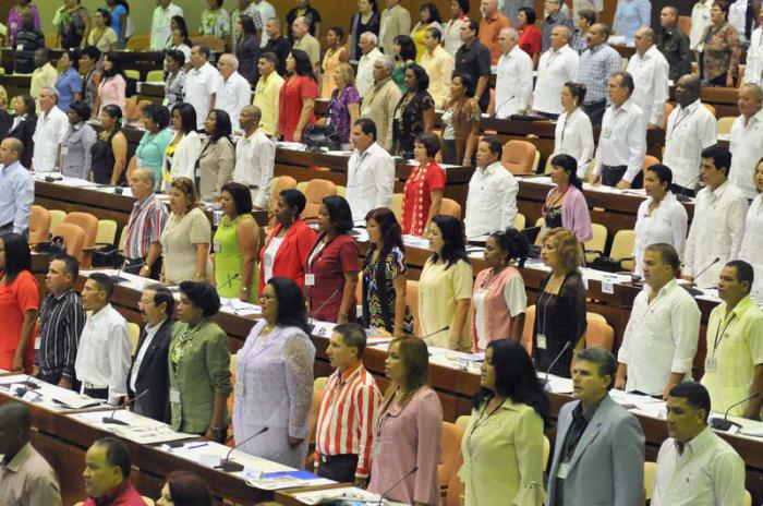 El General de Ejército Raúl Castro Ruz, presidente de los Consejos de Estado y de Ministros preside la Asamblea Nacional del Poder Popular en el Tercer Período Ordinario de Sesiones de la VIII Legislatura. Presentes también José Ramón Machado Ventura, Segundo Secretario del CCPCC, Miguel Díaz-Canel Bermúdez, Primer Vicepresidente de los Consejos de estado y de Ministros, así como Esteban Lazo Hernández, Presidente de la ANPP.