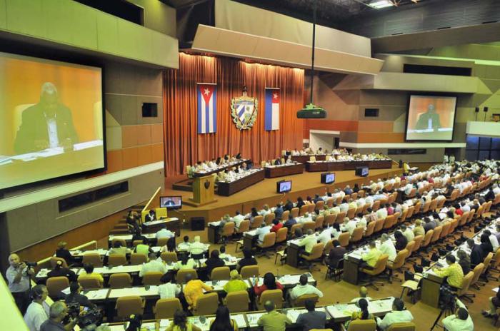 El General de Ejército Raúl Castro Ruz, presidente de los Consejos de Estado y de Ministros preside la Asamblea Nacional del Poder Popular en el Tercer Período Ordinario de Sesiones de la VIII Legislatura. Presentes también José Ramón Machado Ventura, Segundo Secretario del CCPCC, Miguel Díaz-Canel Bermúdez, Primer Vicepresidente de los Consejos de estado y de Ministros, así como Esteban Lazo Hernández, Presidente de la ANPP.