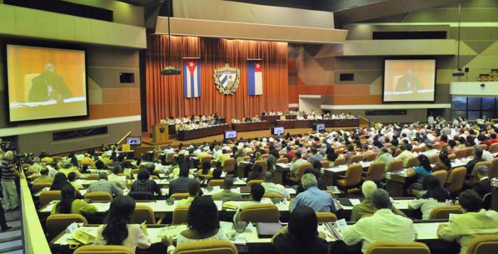 El General de Ejército Raúl Castro Ruz, presidente de los Consejos de Estado y de Ministros preside la Asamblea Nacional del Poder Popular en el Tercer Período Ordinario de Sesiones de la VIII Legislatura. Presentes también José Ramón Machado Ventura, Segundo Secretario del CCPCC, Miguel Díaz-Canel Bermúdez, Primer Vicepresidente de los Consejos de estado y de Ministros, así como Esteban Lazo Hernández, Presidente de la ANPP.