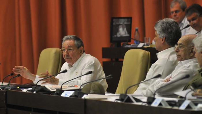 El General de Ejército Raúl Castro Ruz, presidente de los Consejos de Estado y de Ministros preside la Asamblea Nacional del Poder Popular en el Tercer Período Ordinario de Sesiones de la VIII Legislatura. Presentes también José Ramón Machado Ventura, Segundo Secretario del CCPCC, Miguel Díaz-Canel Bermúdez, Primer Vicepresidente de los Consejos de estado y de Ministros, así como Esteban Lazo Hernández, Presidente de la ANPP.