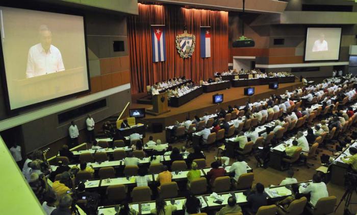 El General de Ejército Raúl Castro Ruz, presidente de los Consejos de Estado y de Ministros preside la Asamblea Nacional del Poder Popular en el Tercer Período Ordinario de Sesiones de la VIII Legislatura. Presentes también José Ramón Machado Ventura, Segundo Secretario del CCPCC, Miguel Díaz-Canel Bermúdez, Primer Vicepresidente de los Consejos de estado y de Ministros, así como Esteban Lazo Hernández, Presidente de la ANPP.