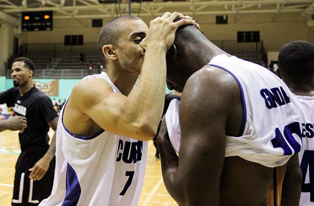 Yasser Rodríguez (izquierda) festeja junto a su coequipero William Granda la clasificación al Centro Básquet. 