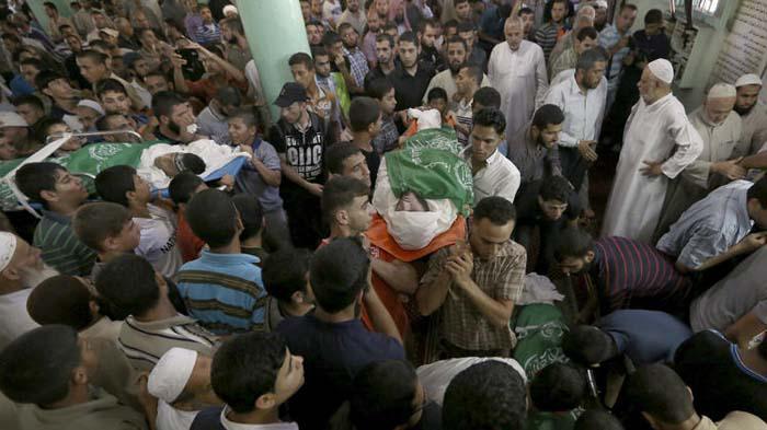 Palestinos llevan los cuerpos de los fallecidos durante el ataque israelí. 