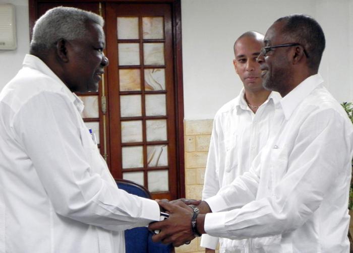 Recibe Esteban Lazo Hernández (I), presidente de la Asamblea Nacional del Poder Popular de Cuba, al presidente del Senado de Santa Lucía, el Honorable Sr. Claudius James Francis, en La Habana, Cuba, el 9 de julio de 2014. Foto/Tony Hernández Mena/ANPP