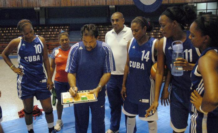 Alberto Zabala director tecnico del equipo de baloncesto femenino