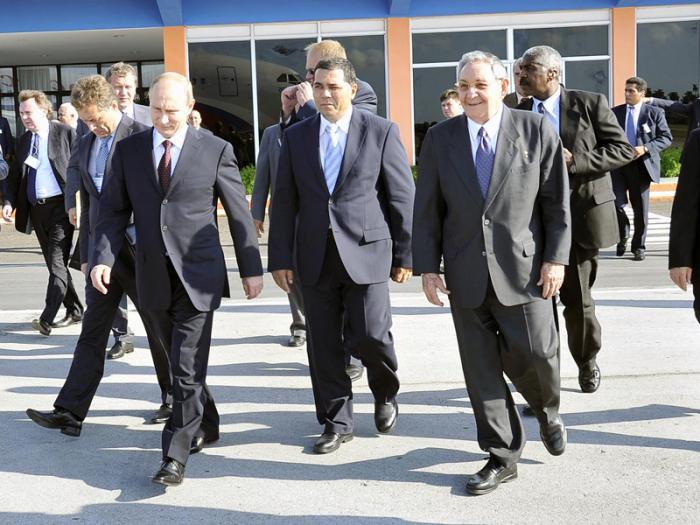 Tras concluir la intensa jornada de intercambio, Raúl acompañó al presidente ruso hasta la esca­lerilla del avión  en el que continuará su viaje por América Latina.