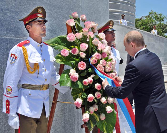 Putin colocó una ofrenda floral a José Martí, acompañado por el miembro del Buró Político y canciller cubano Bruno Rodríguez Parrilla. Participaron en la ceremonia el equipo ministerial que lo acompaña en su gira, entre ellos el canciller ruso, Serguei Lavrov. 