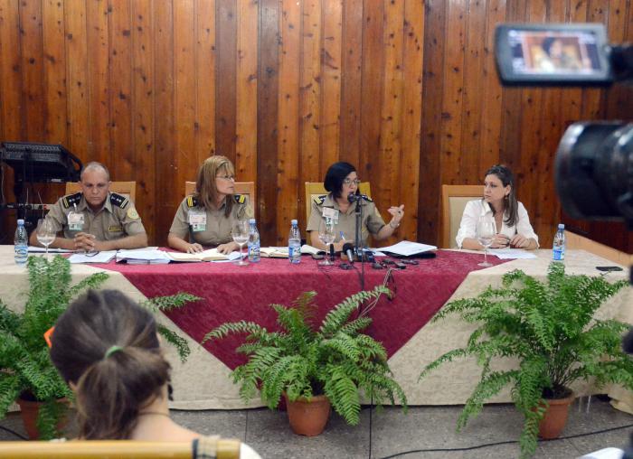 Las medidas tienen como objetivo proteger la economía nacional, dijo la vicejefa de la Aduana (segunda, de derecha a izquierda). Foto: Anabel Díaz Mena