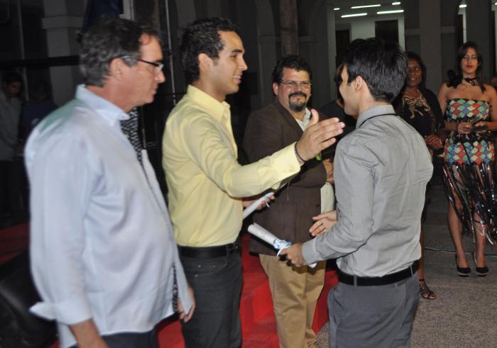 Estudiantes del Instituto Superior de Diseño reciben el diploma de graduados. 