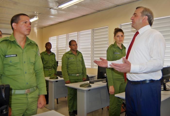 Inaguraciòn del Centro Regional de Entrenamiento y Salvamento de Bomberos, en la Escuela Nacional de Bomberos. En la imagen: Ministro de Situaciones de Emergencia de la Federación de Rusia, Vladimir A. Puchkov, en intercambio con estudiantes del centro. Lugar: Escuela Nacional de Bomberos. La Habana.  