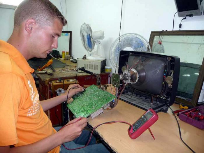 A nueve meses del paso del taller a cooperativa, ni los clientes han dejado de acudir a él ni los precios han sufrido grandes alteraciones, como algunos pudieron temer. 
foto del autor