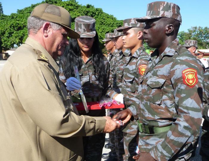 El general de división José A. Carrillo entregó el carné de la UJC a nuevos miembros.