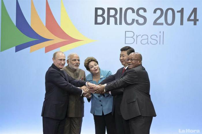De izquierda a derecha, los mandatarios de Rusia, India, Brasil, China y Sudáfrica. foto: EFE