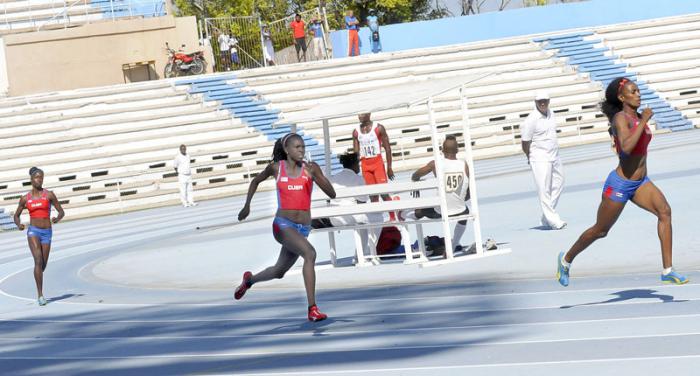 Gilda Casanova al centro obtuvo el primer lugar en 400 metros, en las competencias realizadas en el Barriento, estadio de la Villa Panamericana.
Foto: Alberto Borrego Avila