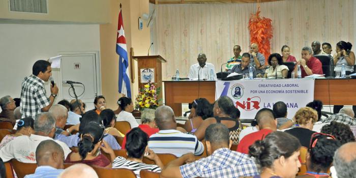 Conferencia Provincial La Hanana de la ANIR en la cede de La CTC 
Quince delegados de centros laborales y representantes de sindicatos expusieron sus experiencias al opinar sobre el informe de balance. Foto: José M. Correa