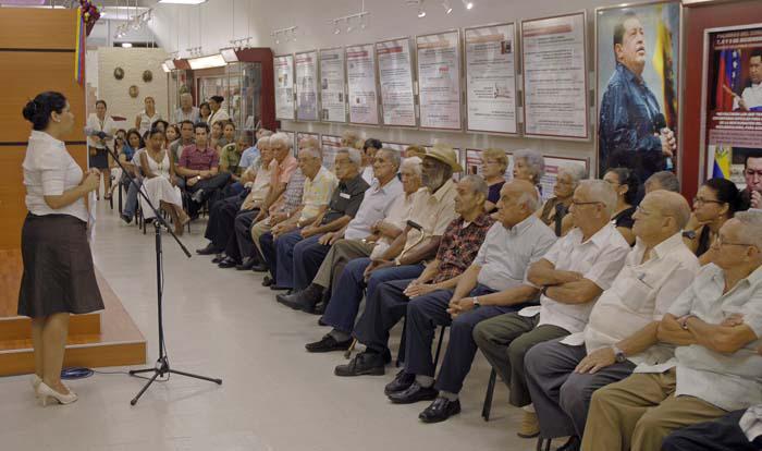 Yuniasky Crespo Vaquero primera secretaria de la UJC recibe a los moncadista y expedicionarios del Granma