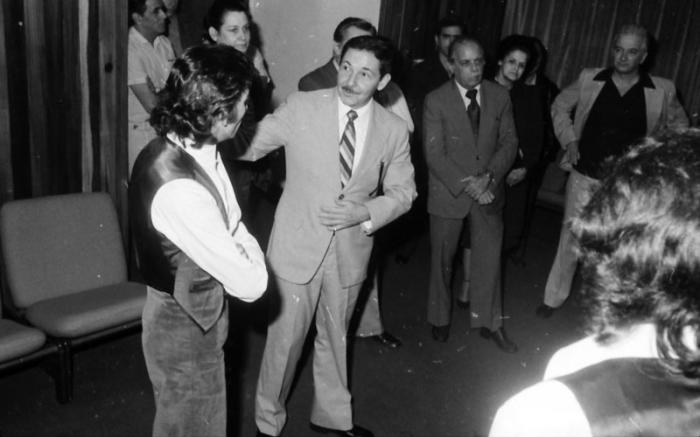 Raúl Castro y Antonio Gades en animada charla luego de su actuación con el Grupo Independiente de Artistas de la Danza.
