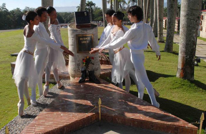 Integrantes del Ballet Santiago rinde homenaje al bailarín Antonio Gades en el sitial donde fueron depositadas sus cenizas en el Mausoleo del Segundo Frente Oriental Frank País.