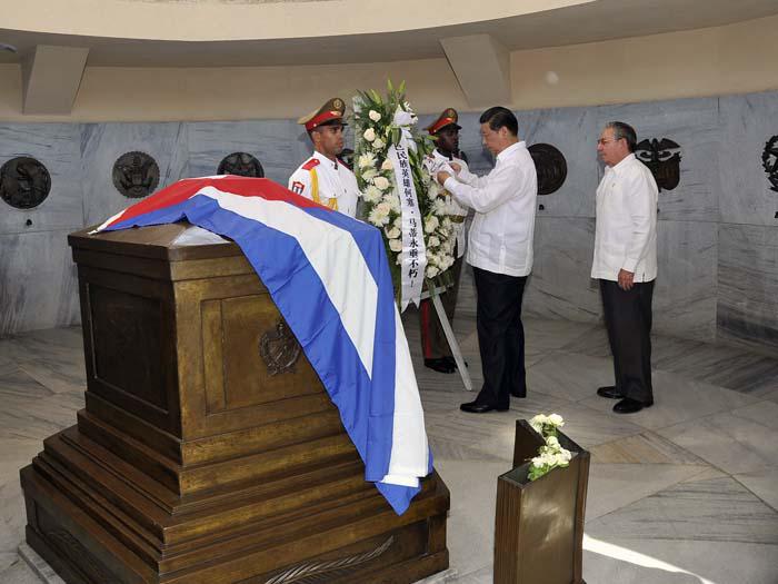 Ambos mandatarios rindieron homenaje al Apóstol de la independencia cubana José Martí y a los jóvenes asaltantes al Cuartel Moncada

