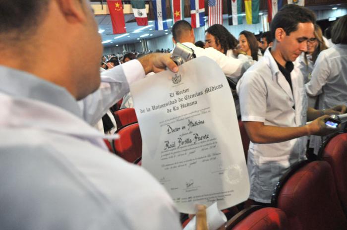 Asistió José Ramón Machado Ventura a la graduación de la carrera de Medicina de la Universidad de Ciencias Médicas de La Habana