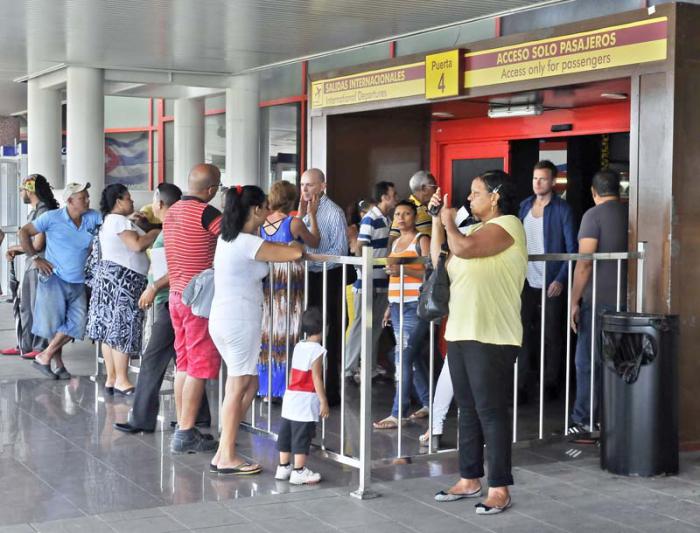 Debido a las normas del aeropuerto José Martí, hoy los familiares se aglomeran en las entradas para despedir a los pasajeros. foto: José Manuel Correa