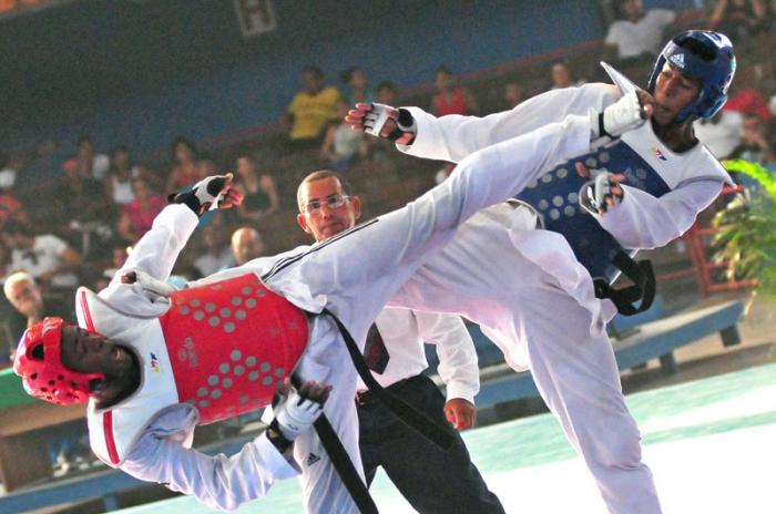 Abierto de la Habana de Taek Won Do 74 KG M Jose Angel Cobas- (D) y Erlandis Mustelier (I)