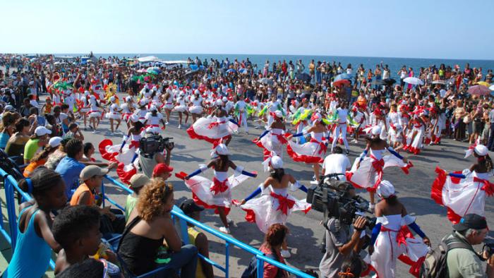 Con su voto el pueblo entregará el Premio de la Popularidad a la comparsa que más le haya impactado por su originalidad, vistosidad, música y baile. foto: Otmaro Rodríguez Díaz
