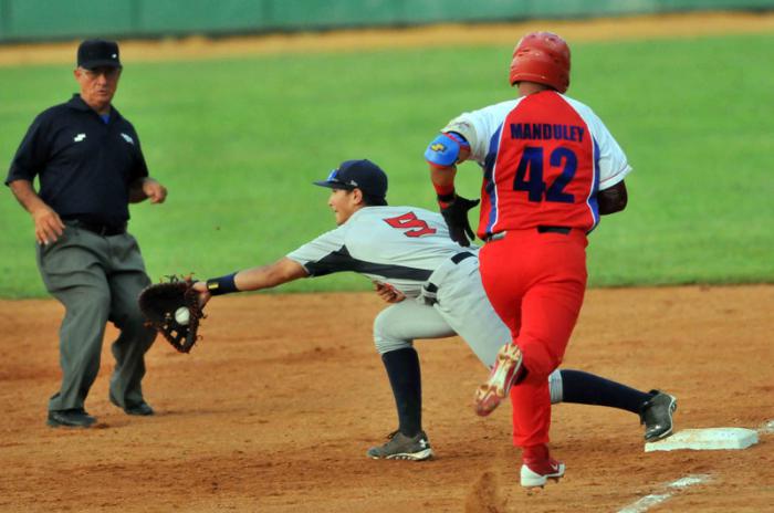 Tope de beisbol entre los equipos de cuba y eeuu 2dor juego,lanzador x cuba Julio Alfredo Martinez