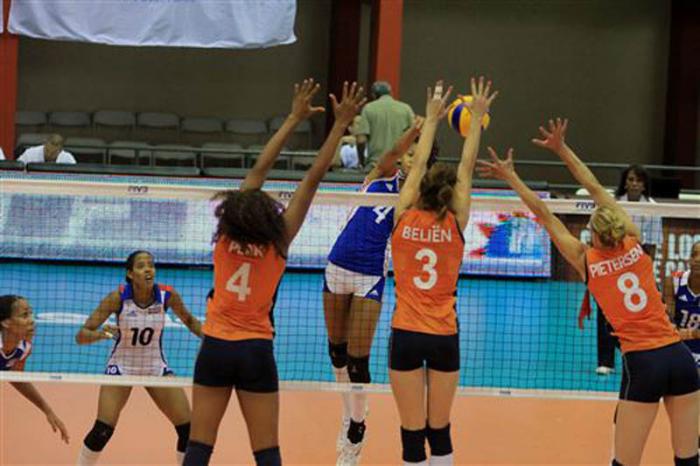 Contra este alto bloqueo de Holanda atacó Melissa Vargas y le marcó 12 puntos. Foto: FIVB