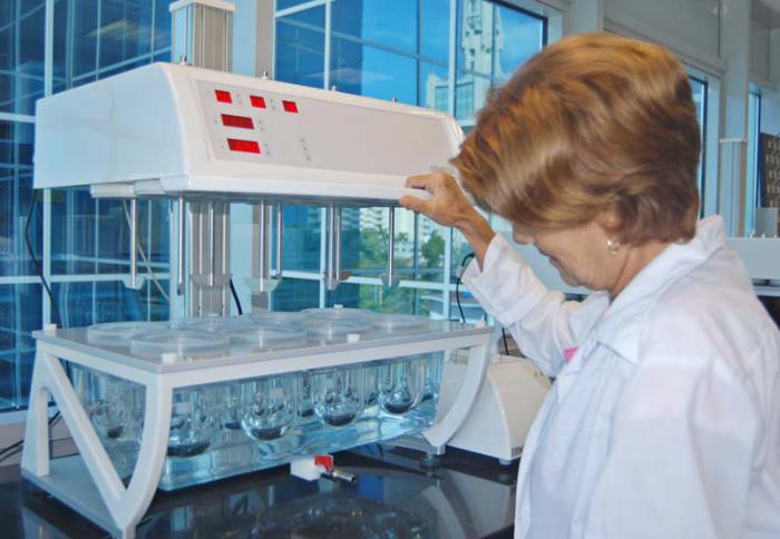 Equipo de moderna tecnología que permite realizar ensayos sobre la disolución y desintegración de tabletas y supositorios.
FOTO: Maylin Guerrero Ocaña