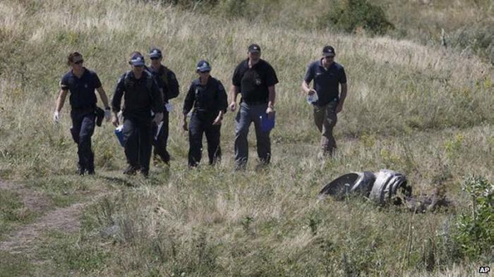 Los investigadores comenzaron a trabajar en el lugar de la tragedia del MH17 tras varios intentos. foto: RT