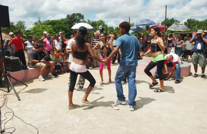 II Frente Oriental Frank País en la provincia Santiago de Cuba. Actividad comunitaria con la presencia de la prensa extranjera acreditada en el país que dio cobertura a las actividades del 55 aniversario del asalto al cuartel Moncada, en Santiago de Cuba.
Foto: Juvenal Balan 25/07/2008
Cult1468