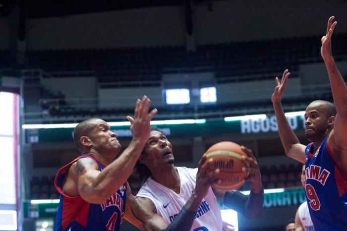 El pívot dominicano Edward Santana (al centro) con 34 años y 2.03 metros de estatura, fue un azo­te para los cubanos. Foto: Fibaaméricas.com