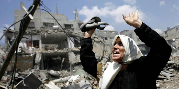 ALS30. Al Shejaeiya (---), 20/07/2014.- A Palestinian woman cries as she flees from the Al Shejaeiya neighbourhood, during an Israeli military operation in the east Gaza City, 20 July 2014. Tens of thousand of Palestinians living in the area which is in close proximity left their houses in the past days to seek shelter from an Israeli ground invasion. Israel was pressing its ground operation into southern Gaza, after infantry soldiers entered the coastal enclave three days ago in order to end rocket fire and destroy tunnels leading into Israel, the army said. (Incendio) EFE/EPA/MOHAMMED SABER