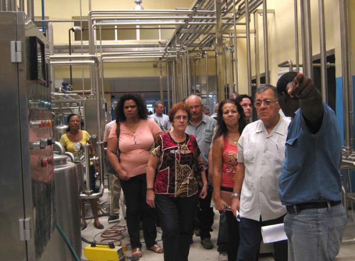 Adel Yzquierdo Rodríguez recibió una detallada información de las características de la nueva planta de leche en polvo. Foto del autor