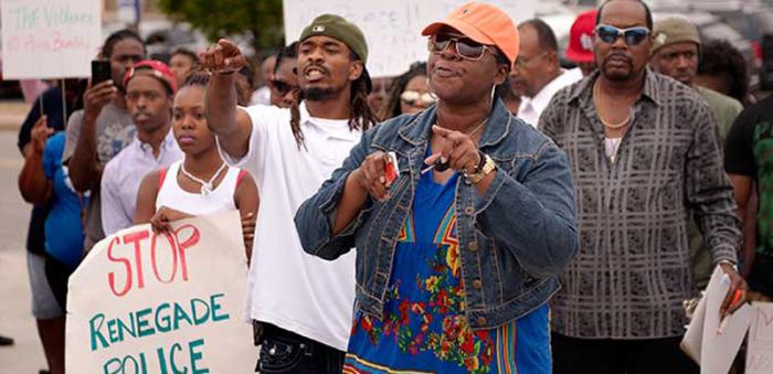 La tensión sigue siendo altísima en Ferguson, suburbio de Saint Louis, Missouri, donde fue asesinado Brown. FOTO: EFE
