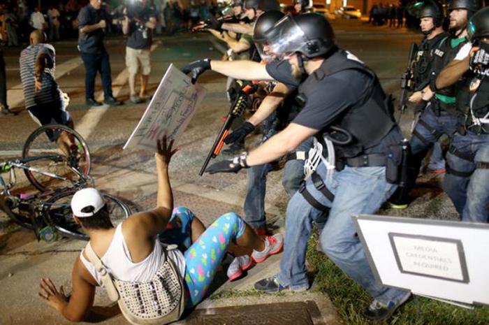 La brutalidad policial en Estados Unidos se ha puesto de manifiesto en Ferguson. FOTO: Getty 
