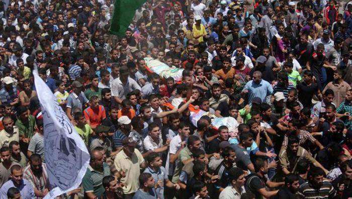 Miles de partidarios del Hamas acompañaron a los cuerpos de los tres líderes hasta el cementerio.
 Foto: Reuters
