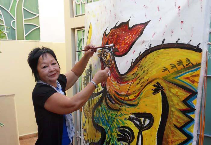 Ejemplo de la mujer cubana creadora es la artista Flora Fong. 