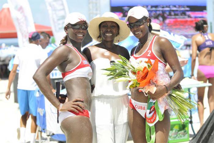 Lianma Flores (derecha) se regaló el cetro en su cumpleaños 24. Foto: Raúl Calvo