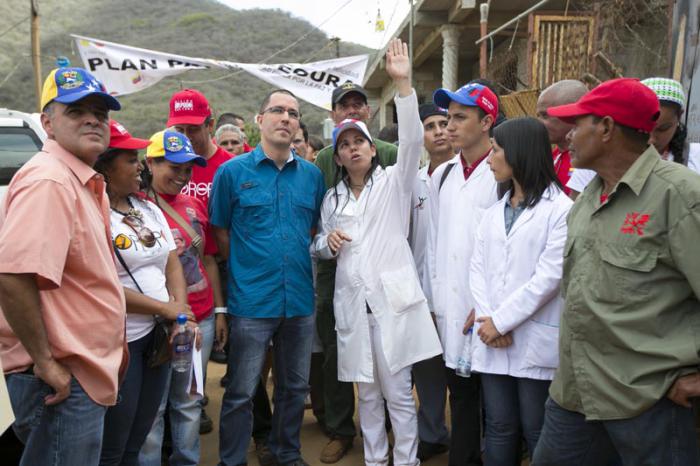 Las autoridades venezolanas se despliegan junto con los colaboradores cubanos cada fin de semana.
