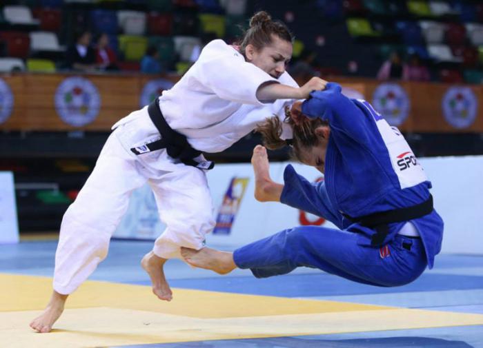 La kosovar Kelmendi (izquierda) retuvo la corona de los 52 kg. Foto: IJF
