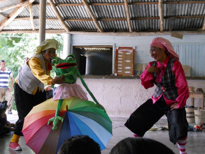 Teatro Andante en la comunidad de Providencia durante las Comunitarias de Verano. Foto: Yilian Fernández Alacal
