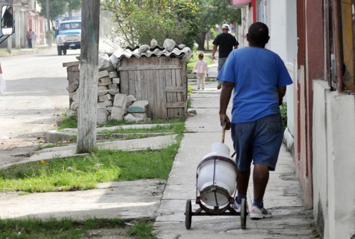 Hombre transporta balitas de gas. La Habana, Cuba.
Foto: Yander Zamora
Gasg0164
