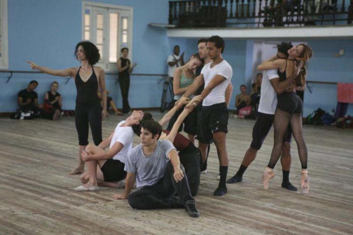 jóvenes bailarines y coreógrafos