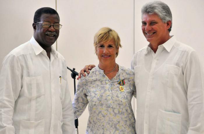 Miguel Díaz-Canel y el presidente del Inder Christian Jiménez, junto a Diana Nyad