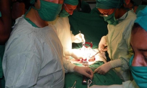 equipo quirúrgico enn im­plante del riñón